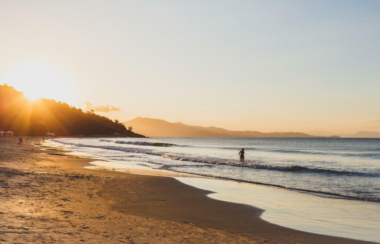 Apartamento com 4 suítes pé na areia Florianópolis Esterno foto